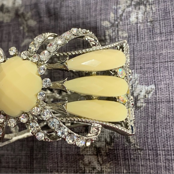 Brand New Costume Jewelry Hinged Cuff Statement Bracelet - Picture 12 of 12